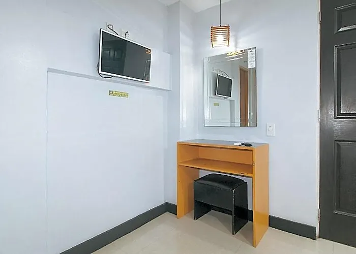 Hotel Reddoorz @ Ranchotel Alabang 2*